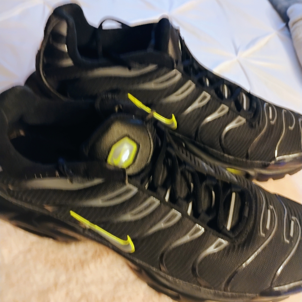 Nike Men's Black and Yellow Sneakers - Picture 3 of 7